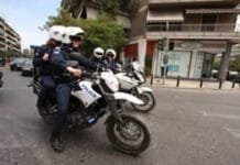 Εξηντάχρονη έκλεβε τσάντες λουομένων στην παραλία της Βάρκιζας dias
