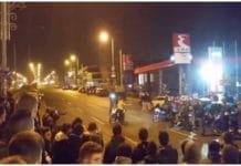 Εκτεταμένα επεισόδια με προπηλακισμούς, τραυματισμούς & δακρυγόνα μεταξύ νεαρών ατόμων και Αστυνομίας στην συμβολή Μαραθώνος-Λαυρίου. Αιτία: οι αυτοσχέδιοι αγώνες ταχύτητας!