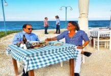 Γεύμα “εργασίας” Ηλία Ψινάκη & πρ. υπ. Υποδομών Χρ. Σπίρτζη με φόντο τη θάλασσα και τα …αντιπλημμυρικά έργα στον Μαραθώνα!