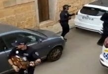 Μαγιόρκα: Αστυνομικοί τραγουδούν σε κατοίκους που βρίσκονται σε καραντίνα